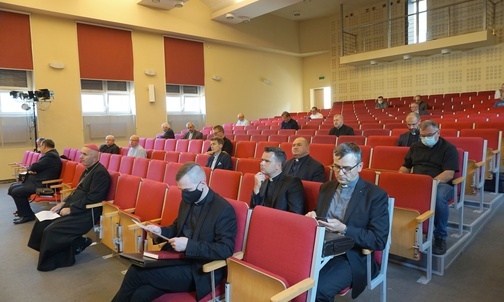 Do chorych można iść, ale nie wiadomo co z bierzmowaniem i zimową kolędą 