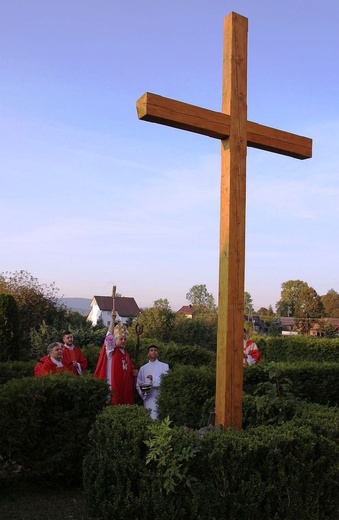 Nowy krzyż misyjny przy kościele w Zwardoniu.