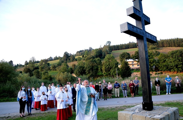 Poświęcenie krzyża epidemicznego