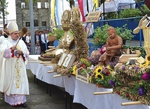 Wieńce dożynkowe poświęcił bp K. Nitkiewicz.