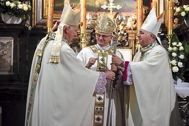 Obecny był m.in. nuncjusz apostolski w Polsce  abp Salvatore Pennacchio.