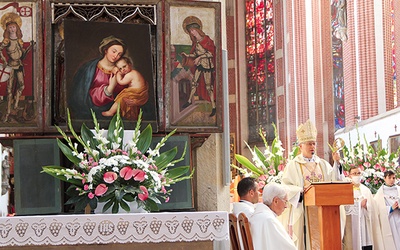 Liturgiczne wspomnienie Najświętszego Imienia Maryi, patronalne święto parafii, przypada w dniu bitwy pod Wiedniem, do której Jan III Sobieski szedł z Jej imieniem na sztandarach.