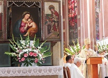 Liturgiczne wspomnienie Najświętszego Imienia Maryi, patronalne święto parafii, przypada w dniu bitwy pod Wiedniem, do której Jan III Sobieski szedł z Jej imieniem na sztandarach.