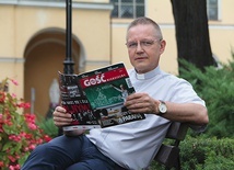 Ks. Janusz Gorczyca jest dziś proboszczem parafii pw. Świętych Apostołów Piotra i Pawła w Oławie.