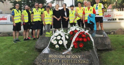 Nasi pielgrzymi z Beatą Pawelec (piąta od prawej) oraz Jerzym Skórkiewiczem (trzeci od prawej), Urszulą Furtak (szósta od prawej) i Teresą Połeć. 