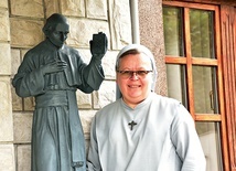 Siostra U. Kłusek przy figurze patrona pallotynek.