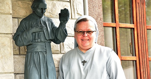 Siostra U. Kłusek przy figurze patrona pallotynek.