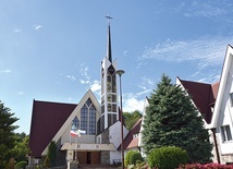 	Świątynię wyróżnia charakterystyczna strzelista wieża.