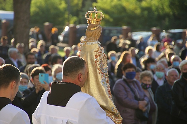 Uroczystości, mimo że są obchodzone w dniu Narodzenia NMP, w dzień powszedni, zawsze gromadzą tłumy wiernych.