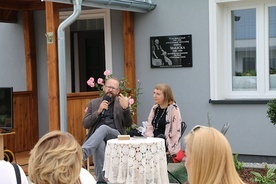 Anna Malicka, prawnuczka upamiętnionej nauczycielki, opowiedziała o losach najbliższych w książce „Historia rodziny przez dom pisana”, którą promowała podczas spotkania.