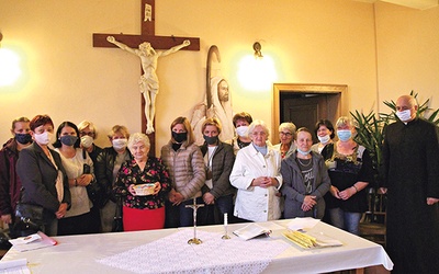 Wspólnota Matek w Modlitwie z ks. proboszczem Janem Walusiem po poniedziałkowym spotkaniu.