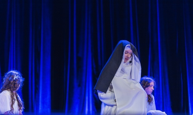 W przedpremierowym przedstawieniu w postać bł. Julii wcieliła się Marlena Kwiatkowska, a podczas premiery zagra ją Julia Topolanek.