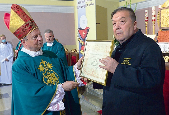 ▲	Papieskie odznaczenie wręczył bp Henryk Tomasik.