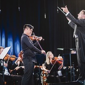 ▲	Amerykanin Luke Hsu wraz z Filharmonią Sudecką pod batutą B. Żurakowskiego otworzyli tegoroczne wydarzenie.