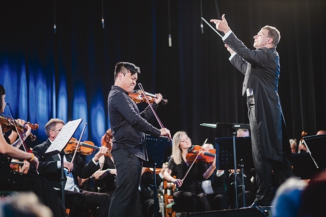 ▲	Amerykanin Luke Hsu wraz z Filharmonią Sudecką pod batutą B. Żurakowskiego otworzyli tegoroczne wydarzenie.