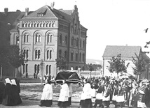 Uroczysta procesja z relikwiami w 1913 roku.