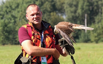 Patrolujące lotnisko ptaki są karmione wyłącznie przez opiekuna, nie polują na pasie startowym.