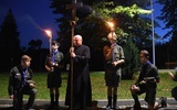 Jednym z niosących krzyż był ks. Tadeusz Chlipała, rektor świdnickiego WSD.