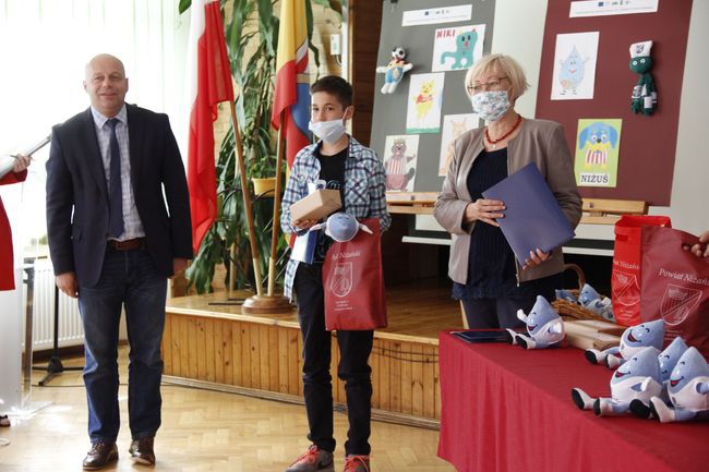 W środku zwycięzca konkurs Patryk Bielak z Domostawy.