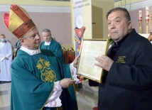 Bp Henryk Tomasik dziękował Januszowi Koziełowi za realizowanie tak potrzebnej dzisiaj Kościołowi współpracy wiernych świeckich z duszpasterzami.