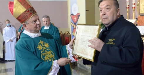 Bp Henryk Tomasik dziękował Januszowi Koziełowi za realizowanie tak potrzebnej dzisiaj Kościołowi współpracy wiernych świeckich z duszpasterzami.