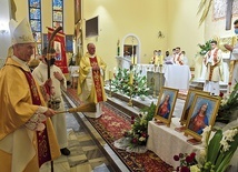 Biskup Salaterski poświęcił sztandar arcybractwa i wizerunki, które odwiedzą domy parafian.