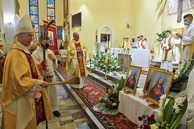 Biskup Salaterski poświęcił sztandar arcybractwa i wizerunki, które odwiedzą domy parafian.