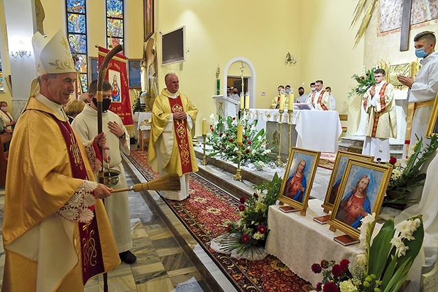 Biskup Salaterski poświęcił sztandar arcybractwa i wizerunki, które odwiedzą domy parafian.