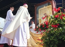 Abp Stanisław Budzik w specjalnej modlitwie zawierzył Maryi miasto i kraj.