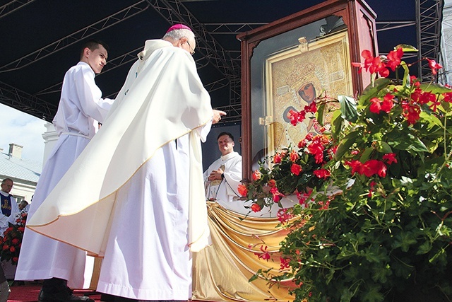 Abp Stanisław Budzik w specjalnej modlitwie zawierzył Maryi miasto i kraj.