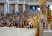 Bp Henryk Tomasik dokonuje namaszczenia ołtarza, serca świątyni, miejsca, gdzie będą sprawowane są Msze św.