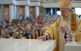 Bp Henryk Tomasik dokonuje namaszczenia ołtarza, serca świątyni, miejsca, gdzie będą sprawowane są Msze św.