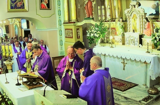 Ostatnie pożegnanie śp. ks. Edwarda Brączka w Bulowicach