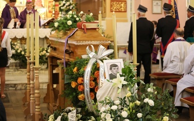 Pogrzebowej Mszy św. przewodniczył bp Roman Pindel.