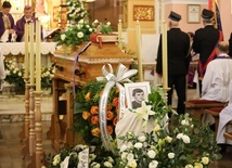 Pogrzebowej Mszy św. przewodniczył bp Roman Pindel.