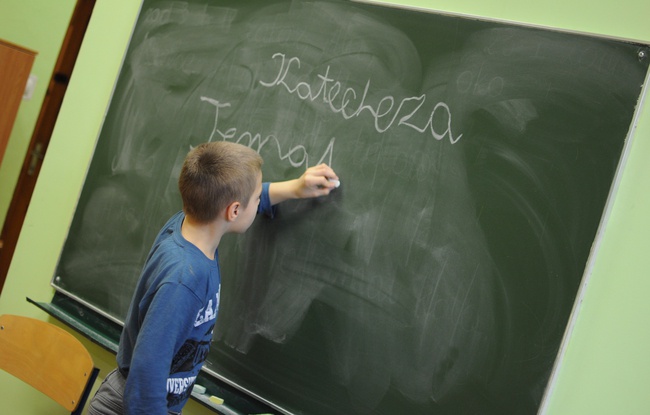 Biskup przypomina, że każdy człowiek ochrzczony w wieku szkolnym ma obowiązek uczestniczyć w szkolnej katechezie. Wynika to z prawa i obowiązku pogłębiania swojej wiary, poznawania Osoby i nauki Jezusa Chrystusa i Kościoła. 