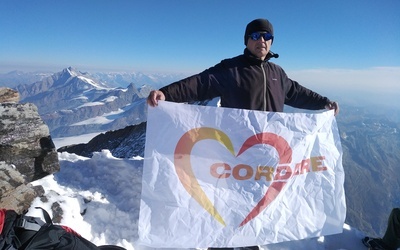 Z flagą Cordare na najwyższym szczycie Szwajcarii.