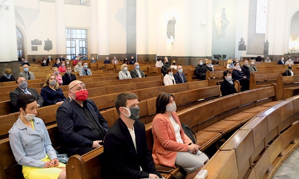 Po poluzowaniu obostrzeń związanych z pandemią koronawirusa na Msze św. do kościołów wciąż nie wróciło około 30 proc. wiernych – szacują proboszczowie.