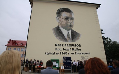 Janów Lubelski. Mural upamiętnia ofiarę zbrodni katyńskiej