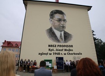 Janów Lubelski. Mural upamiętnia ofiarę zbrodni katyńskiej