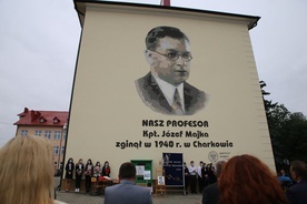 Janów Lubelski. Mural upamiętnia ofiarę zbrodni katyńskiej