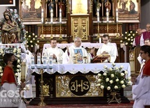 Wokół ołtarza zgromadzili się nie tylko kanonicy, ale i duszpasterze z okolicznych parafii.