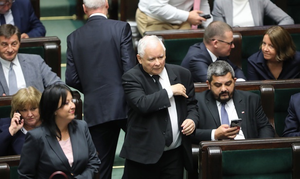 15 posłów PiS zawieszonych, w tym jeden minister