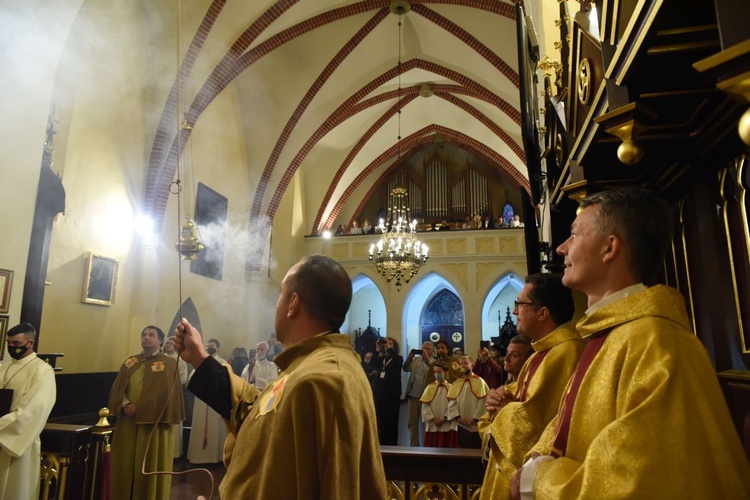 Na zakończenie Mszy św. okadzono figurę św. Jakuba brzeskim botofumeiro.