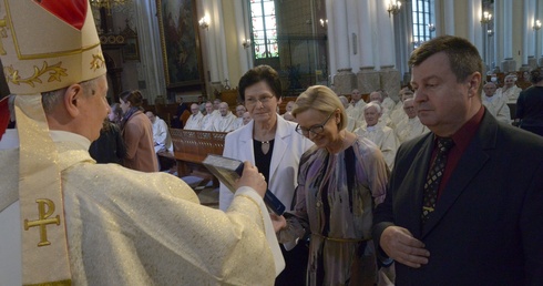 Dokumenty synodalne odbierają katecheci reprezentujący wiernych świeckich.