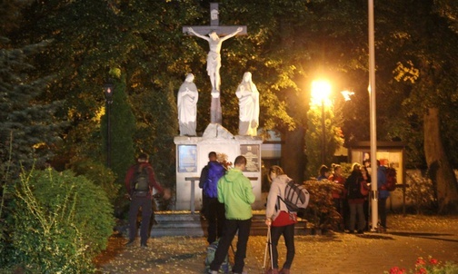 Tu, przy kalwarii obok kościoła św. Macieja, wielu rozpoczęło rozważania I stacji EDK.