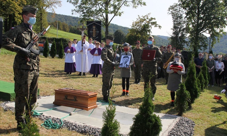 Pogrzeb ppor. Mieczysława Kozłowskiego - Żołnierza Niezłomnego - w Rzykach