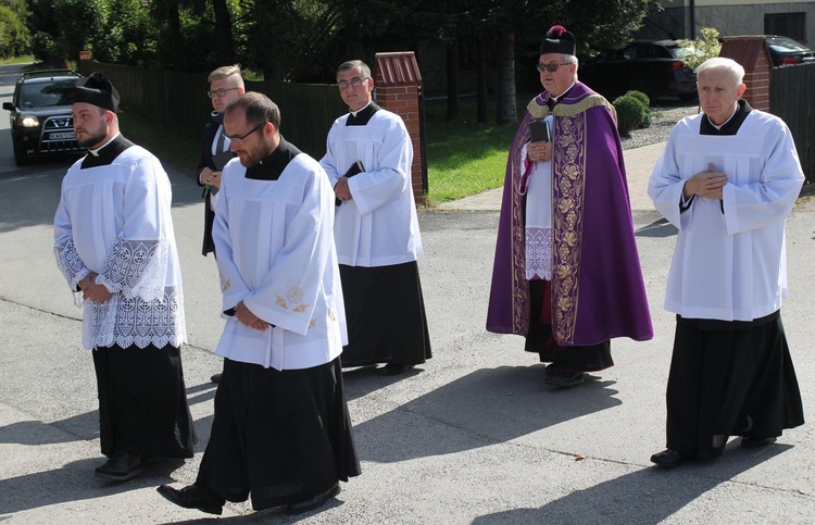 Pogrzeb ppor. Mieczysława Kozłowskiego - Żołnierza Niezłomnego - w Rzykach