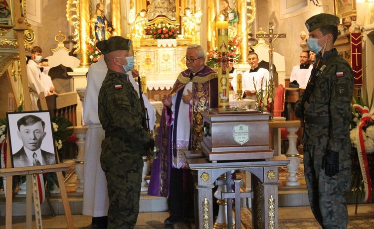 Pogrzeb ppor. Mieczysława Kozłowskiego - Żołnierza Niezłomnego - w Rzykach