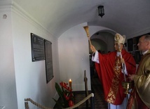 Moment pokropienia tablicy z okazji 10. rocznicy beatyfikacji niemieckiego kapłana.